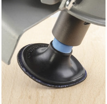 Detailansicht eines Schleifwerkzeugs auf einer Holzoberfläche