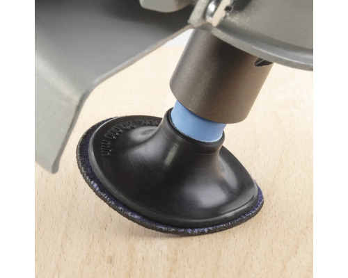 Detailansicht eines Schleifwerkzeugs auf einer Holzoberfläche