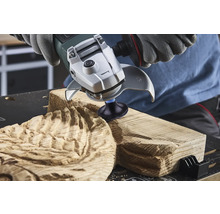 Eine Person verwendet einen Winkelschleifer zum Bearbeiten von Holz.