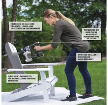 Frau lackiert Holzstuhl mit Farbsprühgerät