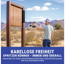 Mann verwendet eine Akku-Farbspritzpistole im Freien, um ein Holzelement zu streichen.