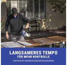 Mann lackiert Schranktüren mit Farbspritzgerät für Bohrmaschine