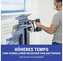 Ein Mann verwendet einen Farbspritzaufsatz an einem Akkuschrauber, um ein Kaminsims zu streichen.