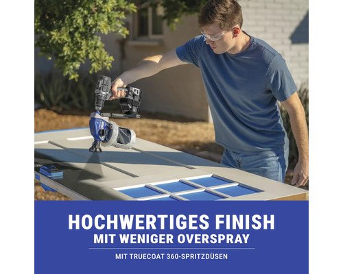 Mann lackiert Tür mit Farbspritzgerät