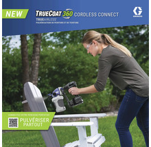 Femme utilisant un pulvérisateur de peinture TrueCoat 360 pour peindre une chaise à l'extérieur. Logo Graco.