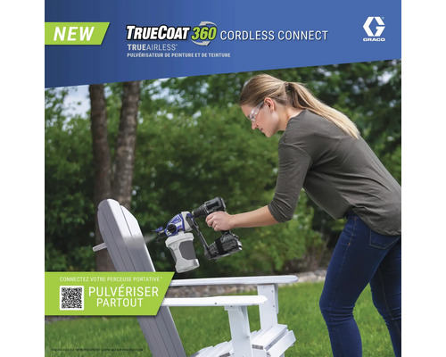 Femme utilisant un pulvérisateur de peinture TrueCoat 360 pour peindre une chaise à l'extérieur. Logo Graco.