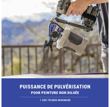 Pulvérisateur de peinture avec visseuse sans fil montée en cours d'utilisation