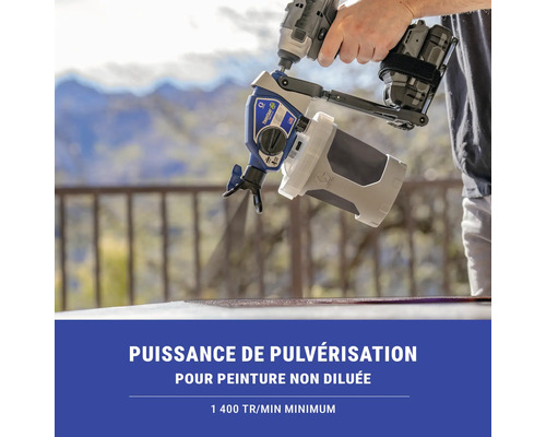 Pulvérisateur de peinture avec visseuse sans fil montée en cours d'utilisation