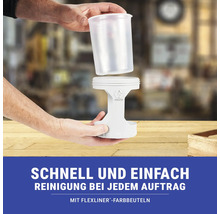 Person setzt transparente Farbschale auf Halterung für Farbbeutel