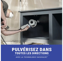 Une personne utilise un pistolet à peinture pour laquer un meuble.