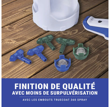 Divers embouts de pulvérisation pour appareils de pulvérisation de peinture sur une table en bois