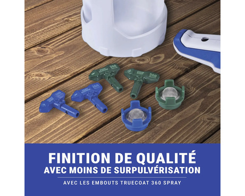 Divers embouts de pulvérisation pour appareils de pulvérisation de peinture sur une table en bois
