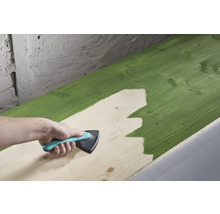 Une planche de bois est peinte avec un outil de peintre.