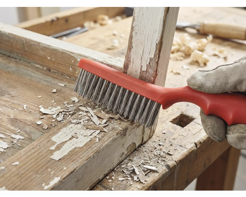 Drahtbürste entfernt Farbreste von Holz