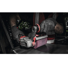 Ein Mann bedient eine Einhell Oberflächenbürste zum Reinigen von Oberflächen.