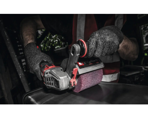 Ein Mann bedient eine Einhell Oberflächenbürste zum Reinigen von Oberflächen.