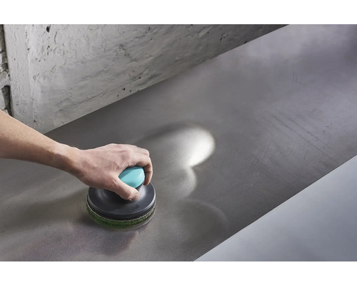 Nettoyage d'une surface métallique avec un tampon de nettoyage