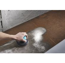 Ponceuse manuelle en cours d'utilisation sur une surface métallique