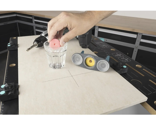 Szene einer Werkbank mit Bohrmaschine, Glas Wasser und Fliesenbohrwerkzeug