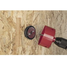 Scie cloche Wolfcraft utilisée avec une perceuse sur du bois