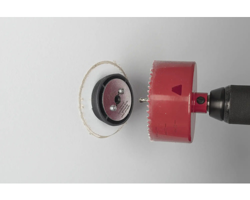 Scie cloche perçant un trou dans un mur