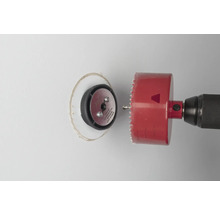 Scie-cloche perçant un trou dans un mur