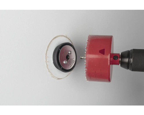 Scie-cloche perçant un trou dans un mur