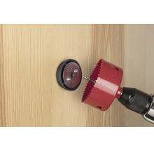 Percer un trou dans une porte en bois avec une scie cloche