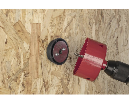 Scie cloche Wolfcraft avec foret de centrage et adaptateur d'aspirateur en utilisation sur bois