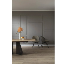 Salle à manger avec table, chaises et panneaux muraux