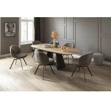 Salle à manger avec table, chaises et éléments décoratifs dans un design moderne