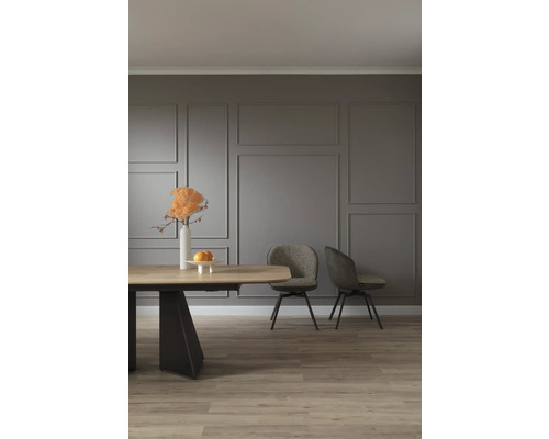 Salle à manger avec table, chaises et panneaux muraux