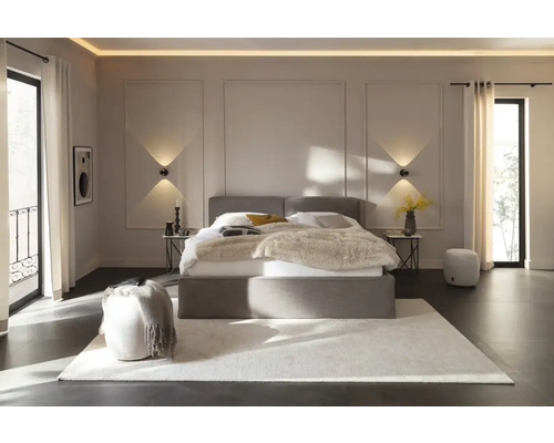 Chambre lumineuse avec lit double, tapis et éclairage indirect pour une atmosphère agréable