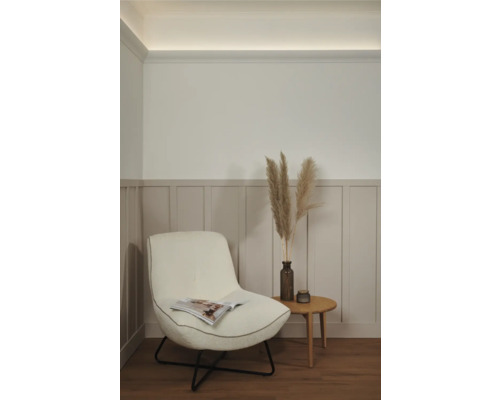 Pièce lumineuse avec fauteuil, table d'appoint et herbe de pampa décorative dans un vase