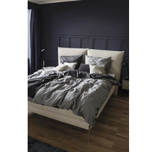 Chambre avec lit double, linge de lit gris et table de chevet