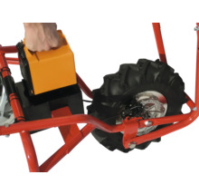 Detailaufnahme von einem Hinterrad und der Batterie eines Go-Karts