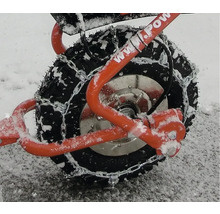 Roue avec chaînes à neige dans la neige
