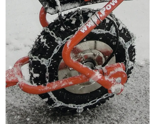 Roue avec chaînes à neige dans la neige