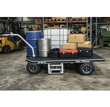 Akku Plattformwagen mit Fässern, Kanister, Kartons und Werkzeugkisten