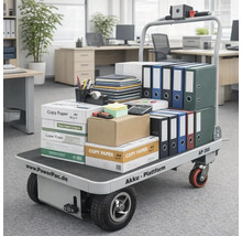Elektrischer Plattformwagen beladen mit Kopierpapier und Aktenordnern in Büroumgebung