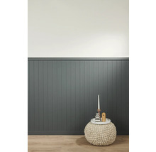 Panneaux muraux dans une pièce avec pouf et objets de décoration