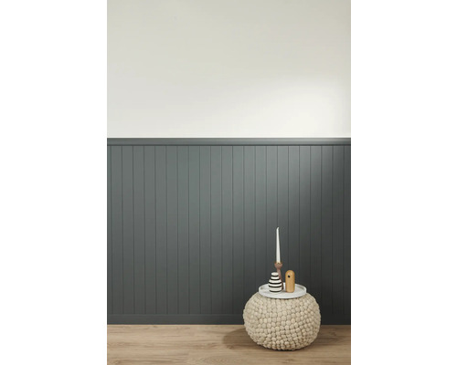 Panneaux muraux dans une pièce avec pouf et objets de décoration