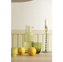 Nature morte avec carafe, verres, bougeoir et citrons sur une table