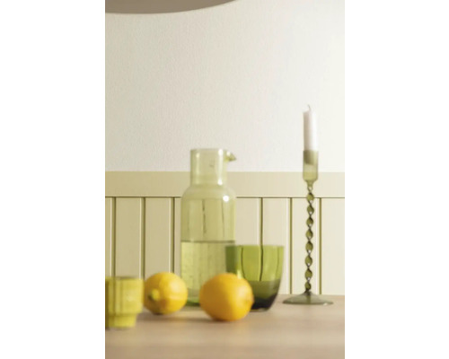 Nature morte avec carafe, verres, bougeoir et citrons sur une table