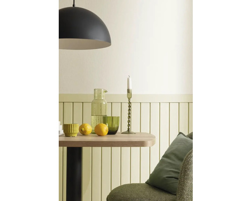 Nature morte avec table, vaisselle, chandelier et lampe.