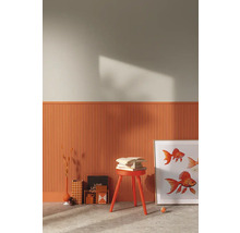 Décoration murale avec panneaux, tabouret avec livres et motif de poisson encadré