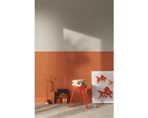 Décoration murale avec panneaux, tabouret avec livres et motif de poisson encadré