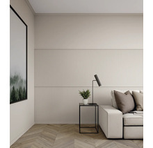 Salon avec panneaux muraux, canapé et table d'appoint avec lampe