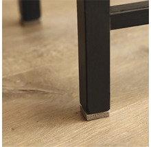 Detailansicht eines schwarzen Möbelbeins mit einem Filzgleiter zum Schutz des Bodens.