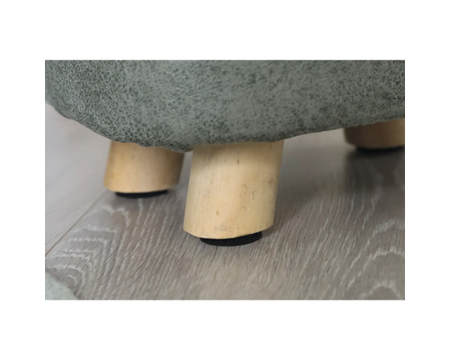 Detailaufnahme eines Hockers mit Holzbeinen